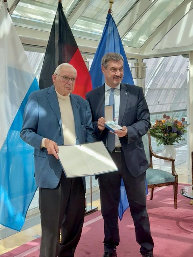Ulrich L. Rohde receiving his award