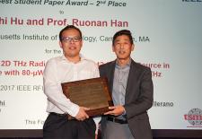 Zhi Hu receiving his award at RFIC 2017